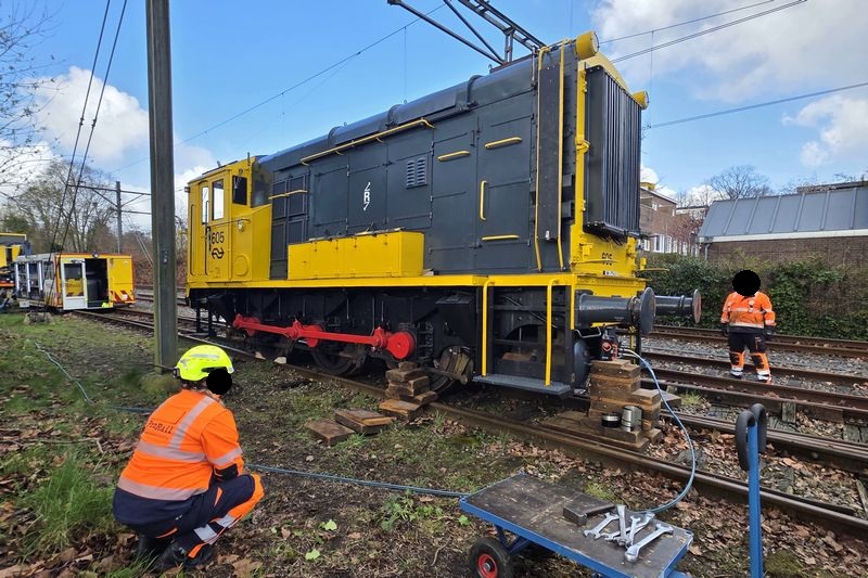 Museumlocomotief 605 van het Spoorwegmuseum herspoord door Incidentenbestrijders van ProRail